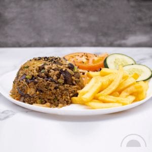 Yakimeshi con proteína y papas bravas